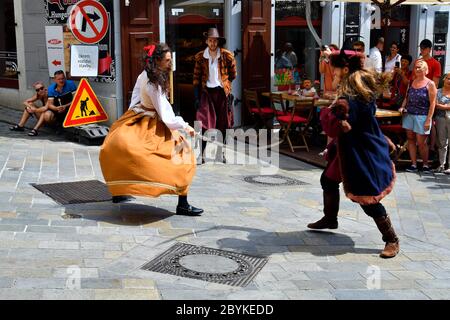 Bratislava, Slovaquie - 21 juillet 2019 : artistes de rue non identifiés par une performance dans des vieux costumes traditionnels qui combattent avec des sabres Banque D'Images