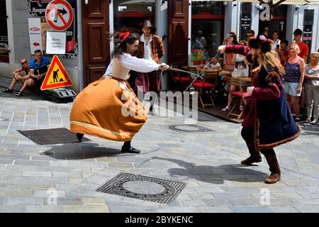 Bratislava, Slovaquie - 21 juillet 2019 : artistes de rue non identifiés par une performance dans des vieux costumes traditionnels qui combattent avec des sabres Banque D'Images