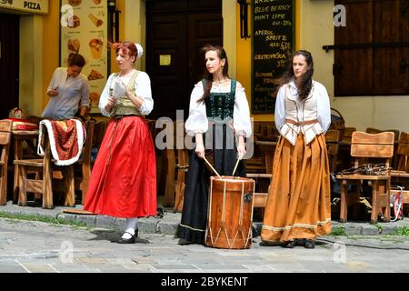 Bratislava, Slovaquie - 21 juillet 2019 : artistes de rue non identifiés par des performances en costumes traditionnels anciens Banque D'Images