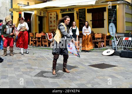 Bratislava, Slovaquie - 21 juillet 2019 : artistes de rue non identifiés avec drapeau par représentation dans une zone piétonne avec des vieux costumes traditionnels Banque D'Images