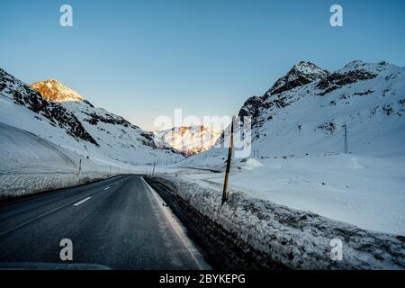 Vue panoramique sur la route haute alpine Julier Pass en hiver. Vue sur les Alpes Albula. Canton de Graubuenden, Suisse Banque D'Images