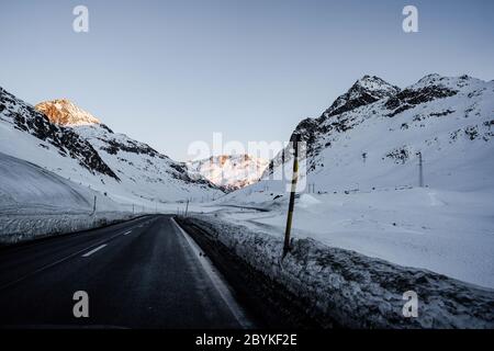 Vue panoramique sur la route haute alpine Julier Pass en hiver. Vue sur les Alpes Albula. Canton de Graubuenden, Suisse Banque D'Images