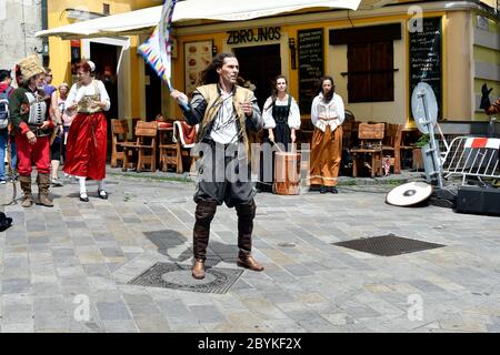 Bratislava, Slovaquie - 21 juillet 2019 : artistes de rue non identifiés par des performances en costumes traditionnels anciens Banque D'Images