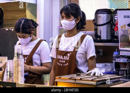 Personnel avec masques au café pendant la pandémie Covid, Bangkok, Thaïlande Banque D'Images