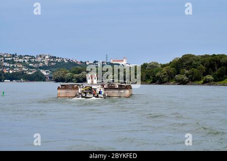 Bratislava, Slovaquie - 21 juillet 2019 : navires en train remorqué sur le Danube avec le château de Bratislava en arrière-plan Banque D'Images