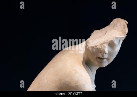 Ancienne statue romaine de jeune personne avec un visage cassé Banque D'Images