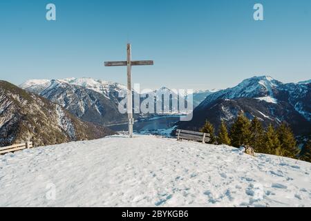 Magnifique paysage d'hiver des Alpes. Traversez au sommet de Feilkopf, au-dessus d'Achensee. Lac tyrolien Achensee en hiver Banque D'Images