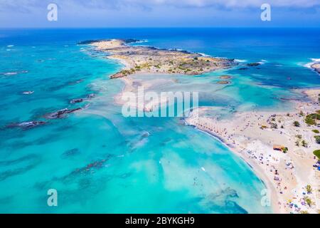 La plage de sable tropicale avec de l'eau turquoise, dans d'Elafonisi, Crète, Grèce Banque D'Images