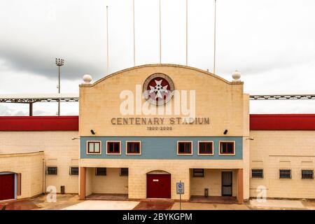 Le Centenary Stadium à Ta’ Qali près d’Attard, à Malte, porte l’emblème de la Fédération maltaise de football au-dessus de son entrée principale. La première pierre a été posée le 11 octobre 1998. Le stade a été inauguré le 13 août 1999 pour marquer le 100e anniversaire de l’association. Il peut accueillir 3 000 spectateurs et a remplacé le stade Pace Grasso, connu pour son terrain en gravier. Banque D'Images