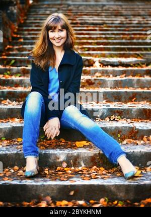 Fille sur un escalier Banque D'Images