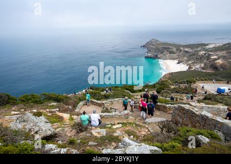 Touristes prenant dans la vue magnifique sur le Cap de bonne espérance, le Cap, Afrique du Sud Banque D'Images