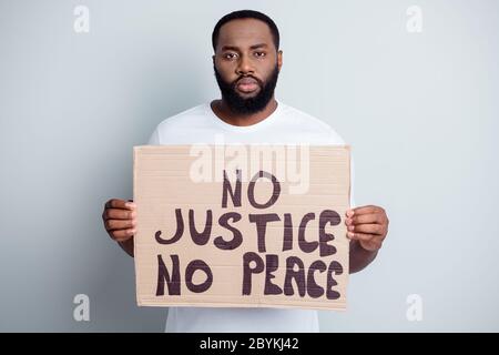 Concept de la vie noire. Photo de grave déçu peau sombre protestant africain écriteau communauté contre les citoyens noirs l'anarchie arrêter le meurtre Banque D'Images