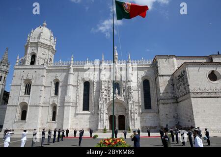 Lisbonne, Portugal. 10 juin 2020. Le Président portugais Marcelo Rebelo de Sousa (C ) écoute l'hymne national lors de la cérémonie des célébrations de la Journée nationale du Portugal au Monastère Jeronimos à Lisbonne, Portugal, le 10 juin 2020. Crédit : Pedro Fiuza/ZUMA Wire/Alay Live News Banque D'Images