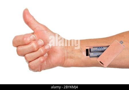 Robot - Insérez la batterie dans un bras Banque D'Images