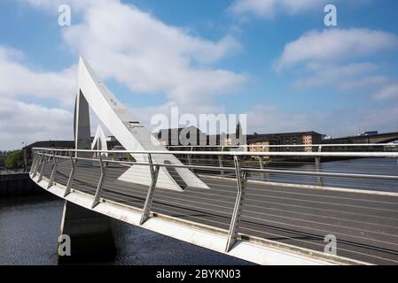 Tradeston Bridge, connu localement sous le nom de Squiggly Bridge au-dessus de la rivière Clyde, Glasgow Banque D'Images