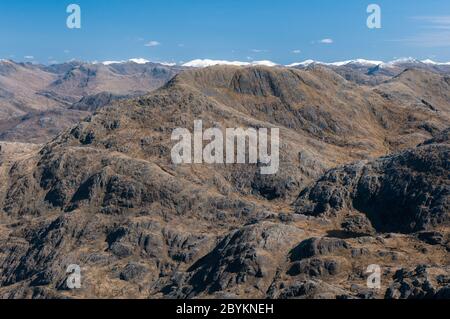 Luinne Bheinn (premier plan) et les montagnes enneigées de Kintail et de la forêt de Benula Ouest de Meall Buidhe, Knoydart, Écosse Banque D'Images