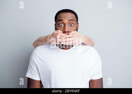 Photo de l'homme africain effrayé ne peut pas se tenir injustement société fermé citoyens noirs peau blanche bras de fermer sa bouche menaçant danger anarchie Banque D'Images