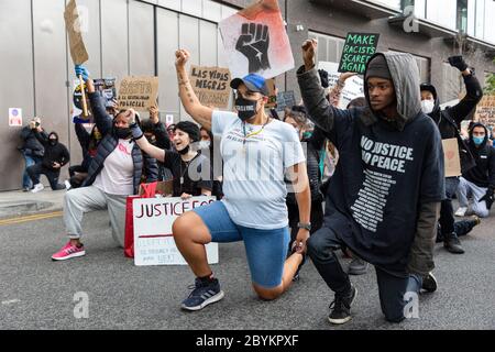 Des manifestants qui prennent le genou devant l'ambassade américaine lors d'une manifestation Black Lives Matters, Nine Elms, Londres, 7 juin 2020 Banque D'Images