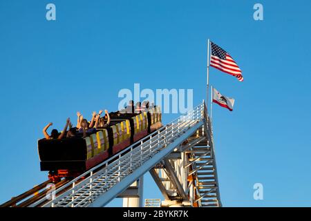 The Roller Coaster on the Pier, Santa Monica, Californie, États-Unis d'Amérique. Octobre 2019 Banque D'Images