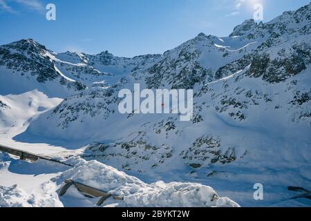 Sapins d'hiver dans les montagnes couvertes de neige fraîche. alpes autrichiennes dans la station de ski de Kuehtai en hiver. Concept de voyage et de vacances Banque D'Images