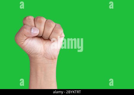 Main d'un homme asiatique forme Fist isolé sur un fond d'écran vert. Banque D'Images