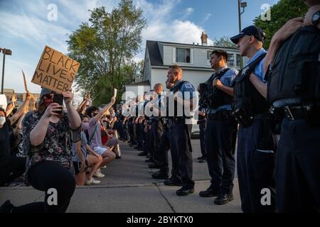 Les policiers de Chicago sont en face avec les manifestants au 24e District police Station, dans le quartier du Rogers Park, à l'extrême nord, le 3 juin 2020. Après un rassemblement communautaire en faveur de la Black Lives Matter, environ 200 manifestants ont poursuivi la manifestation en marchant jusqu'au poste de police de Clark Street où s'est ensuivie une impasse tendue de 30 minutes devant le bâtiment. Les manifestants ont scandé « dites leurs noms », « pas de justice, pas de paix » et d'autres slogans. La ligne des policiers était toujours là et ne disait rien en retour. Finalement, les manifestants se sont enrarés et ont continué à marcher vers le sud sur la rue Clark Banque D'Images