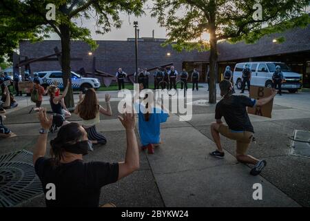 Les policiers de Chicago sont en face avec les manifestants au 24e District police Station, dans le quartier du Rogers Park, à l'extrême nord, le 3 juin 2020. Après un rassemblement communautaire en faveur de la Black Lives Matter, environ 200 manifestants ont poursuivi la manifestation en marchant jusqu'au poste de police de Clark Street où s'est ensuivie une impasse tendue de 30 minutes devant le bâtiment. Les manifestants ont scandé « dites leurs noms », « pas de justice, pas de paix » et d'autres slogans. La ligne des policiers était toujours là et ne disait rien en retour. Finalement, les manifestants se sont enrarés et ont continué à marcher vers le sud sur la rue Clark Banque D'Images