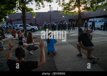 Les policiers de Chicago sont en face avec les manifestants au 24e District police Station, dans le quartier du Rogers Park, à l'extrême nord, le 3 juin 2020. Après un rassemblement communautaire en faveur de la Black Lives Matter, environ 200 manifestants ont poursuivi la manifestation en marchant jusqu'au poste de police de Clark Street où s'est ensuivie une impasse tendue de 30 minutes devant le bâtiment. Les manifestants ont scandé « dites leurs noms », « pas de justice, pas de paix » et d'autres slogans. La ligne des policiers était toujours là et ne disait rien en retour. Finalement, les manifestants se sont enrarés et ont continué à marcher vers le sud sur la rue Clark Banque D'Images