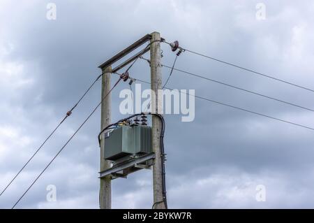 Pylône de type poteau Telegraph avec transformateur électrique avec fond ciel nuageux Banque D'Images