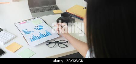 Femme d'affaires utilisant la calculatrice pour faire des finances mathématiques sur le bureau en bois dans le bureau et les affaires de travail, la fiscalité, la comptabilité, les statistiques et l'analytique Banque D'Images