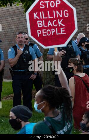 Les policiers de Chicago sont en face avec les manifestants au 24e District police Station, dans le quartier du Rogers Park, à l'extrême nord, le 3 juin 2020. Après un rassemblement communautaire en faveur de la Black Lives Matter, environ 200 manifestants ont poursuivi la manifestation en marchant jusqu'au poste de police de Clark Street où s'est ensuivie une impasse tendue de 30 minutes devant le bâtiment. Les manifestants ont scandé « dites leurs noms », « pas de justice, pas de paix » et d'autres slogans. La ligne des policiers était toujours là et ne disait rien en retour. Finalement, les manifestants se sont enrarés et ont continué à marcher vers le sud sur la rue Clark Banque D'Images