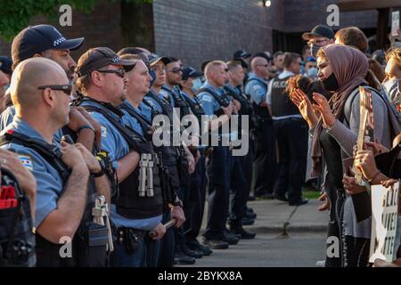 Les policiers de Chicago sont en face avec les manifestants au 24e District police Station, dans le quartier du Rogers Park, à l'extrême nord, le 3 juin 2020. Après un rassemblement communautaire en faveur de la Black Lives Matter, environ 200 manifestants ont poursuivi la manifestation en marchant jusqu'au poste de police de Clark Street où s'est ensuivie une impasse tendue de 30 minutes devant le bâtiment. Les manifestants ont scandé « dites leurs noms », « pas de justice, pas de paix » et d'autres slogans. La ligne des policiers était toujours là et ne disait rien en retour. Finalement, les manifestants se sont enrarés et ont continué à marcher vers le sud sur la rue Clark Banque D'Images