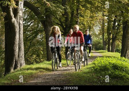 Cyclistes sur la vallée de la Ruhr, Allemagne Banque D'Images