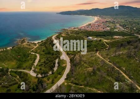 Vue aérienne du village de Sarti sur la péninsule de Sithonia, dans le Chalkidiki , Grèce Banque D'Images
