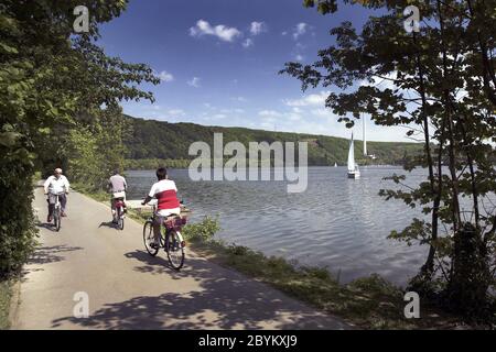 Cyclistes sur la vallée de la Ruhr, Allemagne Banque D'Images