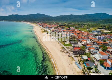 Vue aérienne du village de Sarti sur la péninsule de Sithonia, dans le Chalkidiki , Grèce Banque D'Images