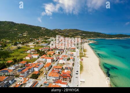 Vue aérienne du village de Sarti sur la péninsule de Sithonia, dans le Chalkidiki , Grèce Banque D'Images