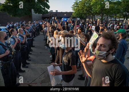 Les policiers de Chicago sont en face avec les manifestants au 24e District police Station, dans le quartier du Rogers Park, à l'extrême nord, le 3 juin 2020. Après un rassemblement communautaire en faveur de la Black Lives Matter, environ 200 manifestants ont poursuivi la manifestation en marchant jusqu'au poste de police de Clark Street où s'est ensuivie une impasse tendue de 30 minutes devant le bâtiment. Les manifestants ont scandé « dites leurs noms », « pas de justice, pas de paix » et d'autres slogans. La ligne des policiers était toujours là et ne disait rien en retour. Finalement, les manifestants se sont enrarés et ont continué à marcher vers le sud sur la rue Clark Banque D'Images