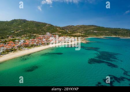 Vue aérienne du village de Sarti sur la péninsule de Sithonia, dans le Chalkidiki , Grèce Banque D'Images