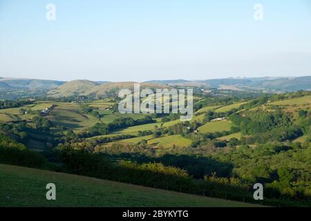 Vue sur les fermes de collines dans la campagne gallois paysage collines et champs près de Llanwrda et Llandovery en été juin Carmarthenshire pays de Galles UK KATHY DEWITT Banque D'Images