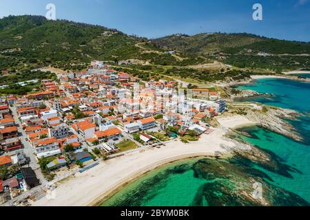 Vue aérienne du village de Sarti sur la péninsule de Sithonia, dans le Chalkidiki , Grèce Banque D'Images
