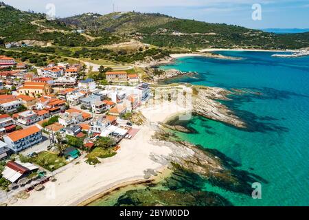 Vue aérienne du village de Sarti sur la péninsule de Sithonia, dans le Chalkidiki , Grèce Banque D'Images