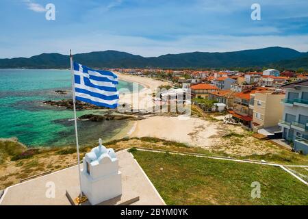 Vue aérienne du village de Sarti sur la péninsule de Sithonia, dans le Chalkidiki , Grèce Banque D'Images