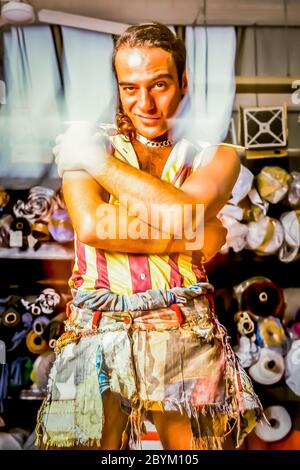 John Galliano, designer de mode britannique, a photographié dans son ancien studio de Chelsea, à Londres. Banque D'Images