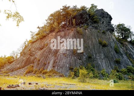 Paysage pittoresque des montagnes de Lusatien vue sur le rocher de Basalt (Zlaty vrch, République tchèque). Colonnes de basalte, organe de formation de roche vulcanique de lave sha Banque D'Images