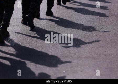 8 juin 2020 : Gaza, Palestine. 08 juin 2020. Des membres des Brigades Al Qods, l'aile militaire du Jihad islamique palestinien, tiennent un défilé militaire dans le centre de la ville de Gaza pour pleurer l'ancien chef du Jihad islamique Ramadan Shallah, décédé samedi en Syrie. Shalah avait dirigé le Jihad islamique palestinien depuis l'assassinat de son fondateur, Fathi Shikaki, en 1995, jusqu'en 2018. Le Jihad islamique a été fondé à la fin des années 70 dans la bande de Gaza à la suite de l'occupation israélienne de Gaza et de la Cisjordanie pendant la guerre de 1967, et c'est une des factions de résistance palestiniennes qui rejettent l'Accord d'Oslo Banque D'Images