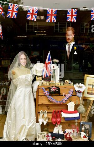 Deux planches de cartes grandeur nature coupées dans un magasin de charité représentant Meghan Markle et le prince Harry vêtus pour leur mariage. Banque D'Images