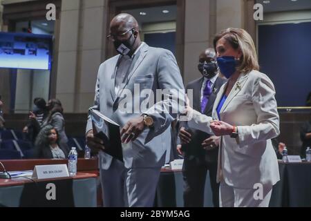 Washington, États-Unis. 10 juin 2020. Nancy Pelosi, Présidente de la Chambre, arrive avec Philonise Floyd, frère de George Floyd, à l'occasion d'une audience de la Commission judiciaire de la Chambre pour discuter de brutalité policière et de profilage racial le mercredi 10 juin 2020. Le comité étudie les pratiques policières et la responsabilité à la lumière du décès de George Floyd alors qu'il était en détention à Minneapolis à la fin de mai. Photo de pool par Michael Reynolds/UPI crédit: UPI/Alay Live News Banque D'Images