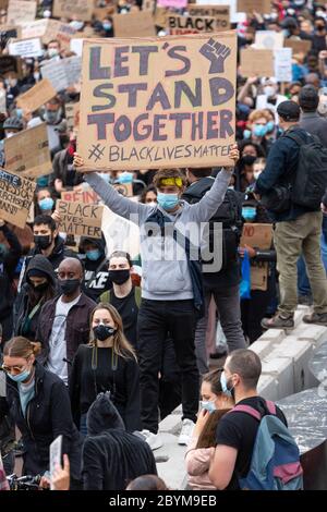 Une foule traverse le pont Vauxhall lors d'une manifestation Black Lives Matters, Londres, 7 juin 2020 Banque D'Images