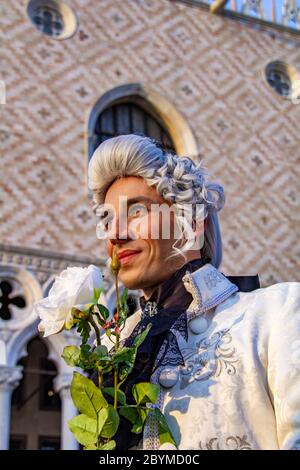 VENISE, ITALIE - 10 FÉVRIER 2013 : homme non identifié avec masque de carnaval vénitien à Venise, Italie. À 2013, il a lieu du 26 janvier au 12 février Banque D'Images